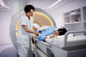 HOLANDA CIENCIA:GRA50. UTRECHT (HOLANDA), 26/10/2012.- Fotografía facilitada por el hospital universitario de Utrecht (UMC), donde se ha aplicado por primera vez en el mundo el ultrasonido en pacientes con cáncer de mama usando una avanzada tecnología de resonancia magnética (MRI) que permite visualizar con gran precisión el tumor mientras se produce el tratamiento. La investigación aplica la tecnología conocida como "MRI-HIFU", en referencia a las siglas en inglés para la imagen producida por la resonancia magnética, MRI, mientras que HIFU son el acrónimo equivalente a chorros de intenso ultrasonido usado como medio para "quemar" el cáncer. EFE ***SOLO USO EDITORIAL***
