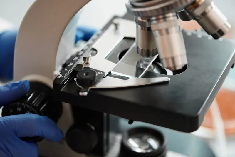 Microscopio de laboratorio con una laminilla