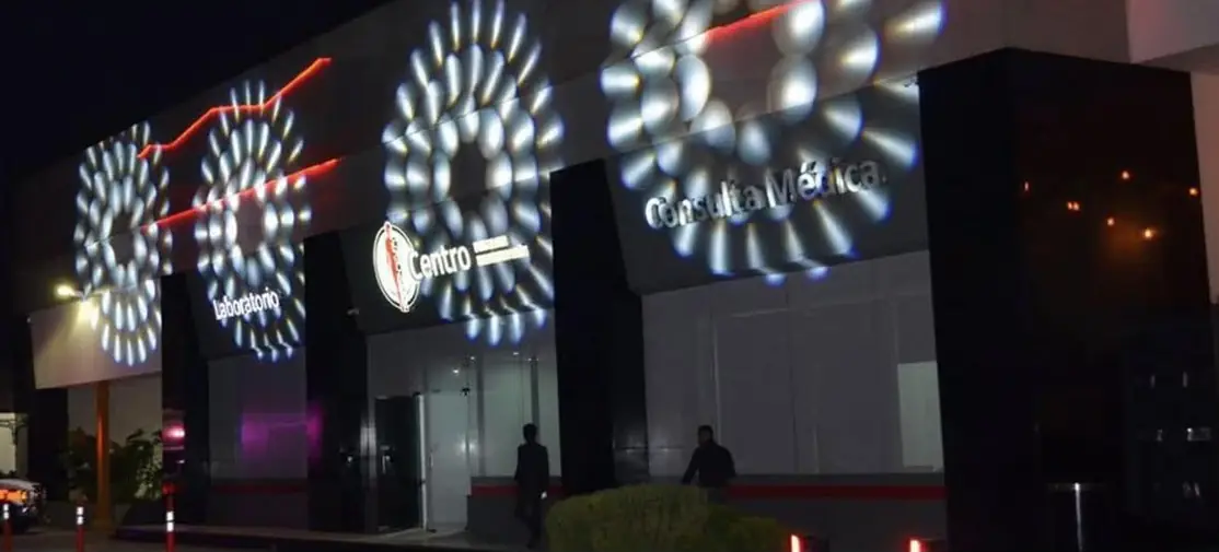 Fachada del Centro de Imagen e Investigación de noche, en Plaza Loreto