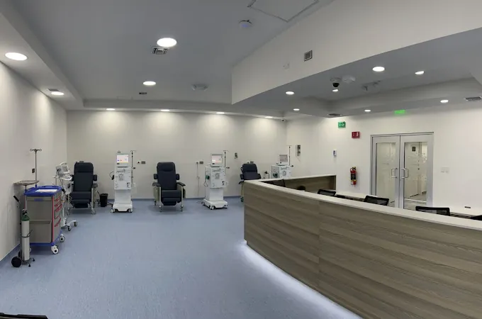 Sala de hemodiálisis de MegaMedica con sillones y máquinas
