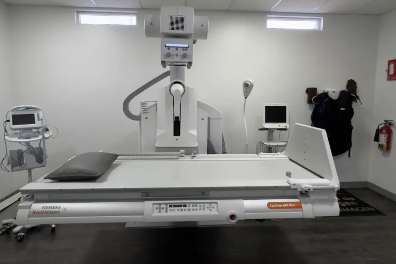 Sala de rayos X y fluoroscopía de Medimagen con el equipo Siemens Luminos